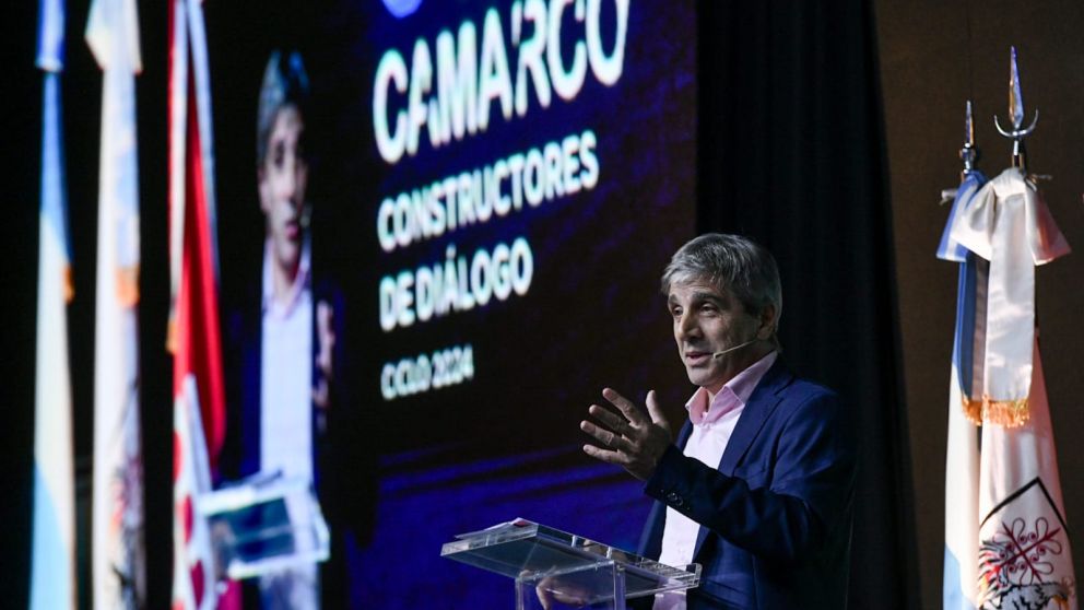 "La herencia obligó al Gobierno a tomar medidas dolorosas, pero necesarias", remarcó Luis Caputo