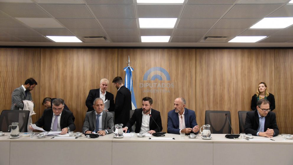 El Gobierno logró incluir la reforma laboral dentro de la Ley de Bases