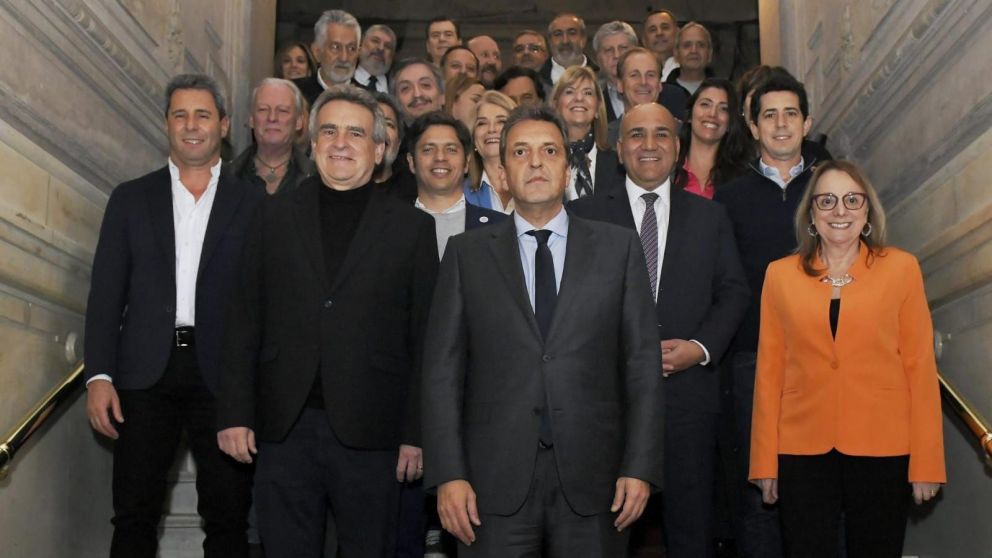 Sergio Massa, encabezando la foto junto a gobernadores y funcionarios peronistas (Gentileza @GZamoraSDE).
