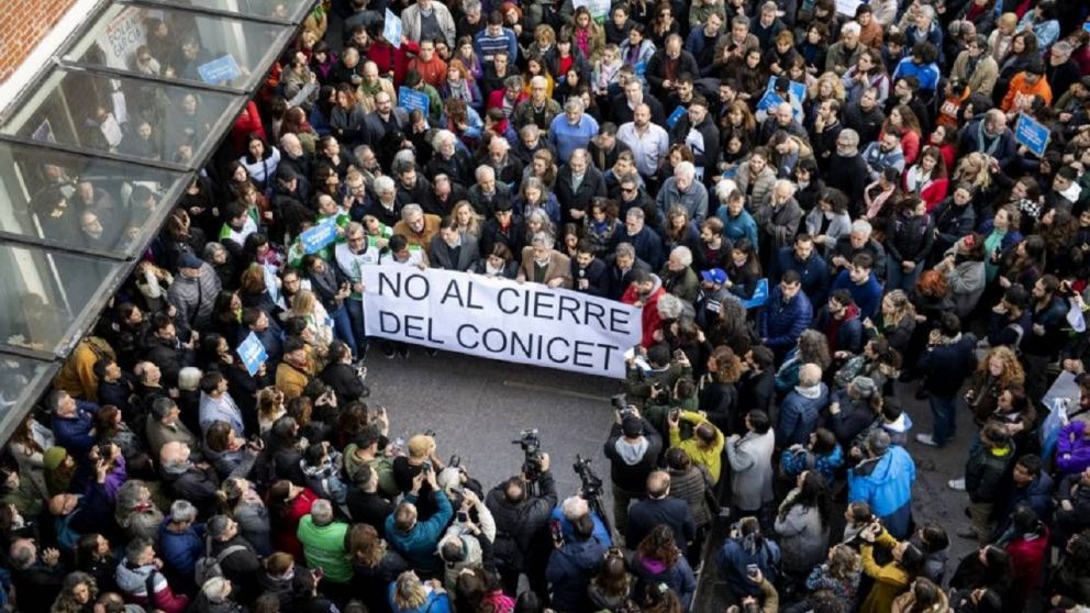 Multitudinaria protesta contra el proyecto de Milei