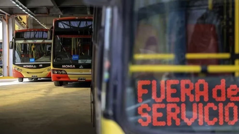 Paro de colectivos por falta de pago por parte del Estado