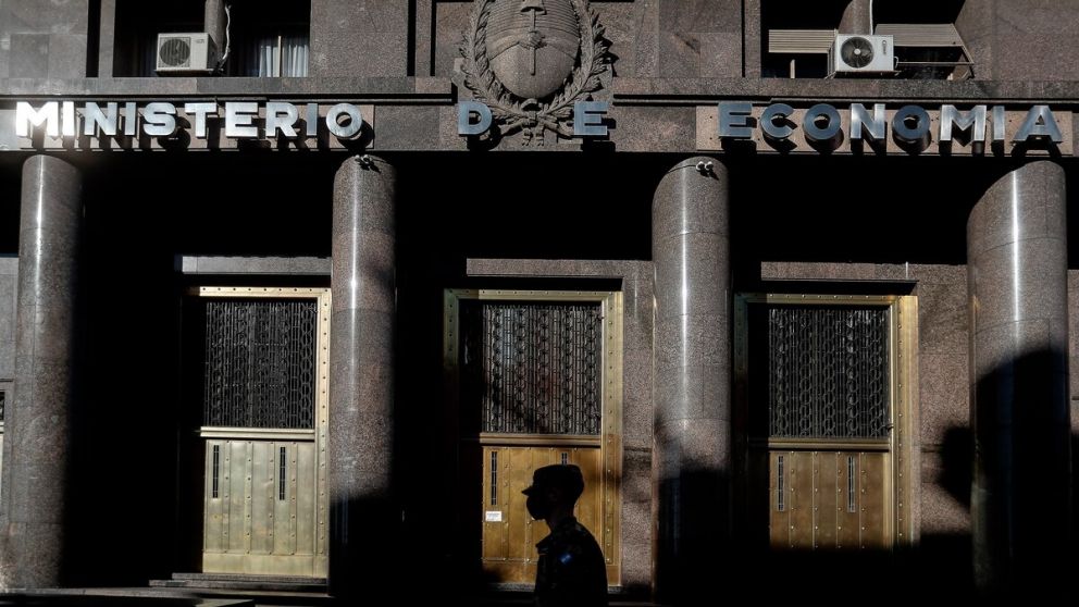 El Tesoro logró renovar el 57% de los vencimientos en su primera licitación tras las elecciones, por un total de $6,867 billones, en un contexto de baja liquidez y tasas en descenso.