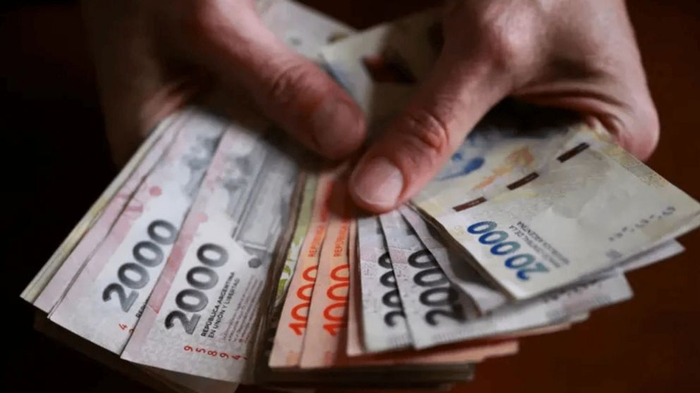 El salario mínimo deberia estar en $760.000 para compensar lo perdido en la última década