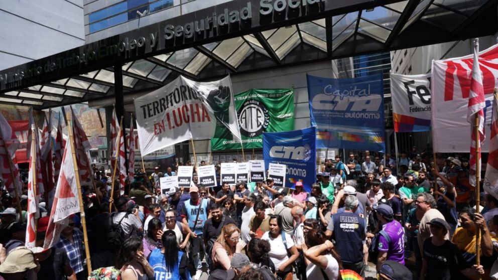 Sin acuerdo de las partes, el Gobierno anunció que definirá el aumento del Salario Mínimo por decreto