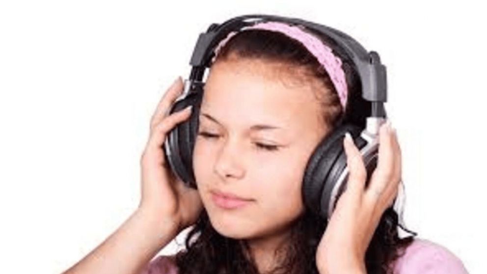 El verdadero motivo por el que no te sacás los auriculares: lo que descubrieron los especialistas