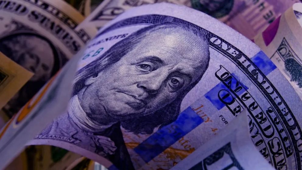 El dólar oficial y blue arrancaron la semana en alza