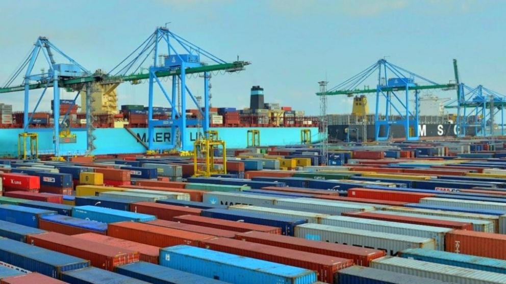 Habilitan conversión opcional a dólares de saldos disponibles de operaciones de comercio exterior