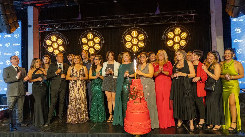 Brindis y �feliz cumplea�os� para celebrar los 60 a�os de Canal 10 Mar del Plata. Mar�a Eugenia Perales, directora de RRII y Gesti�n Ejecutiva; Natalia Olmos, directora de Medios de Grupo Cr�nica (Foto Franco Ventimiglia @quehacescheproducciones; Maximili