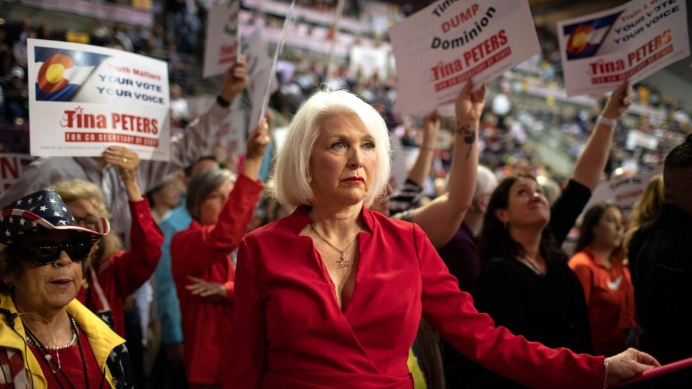 Donald Trump ha solicitado la liberación de Tina Peters, una funcionaria republicana condenada por manipular máquinas de votación en Colorado tras las elecciones de 2020.