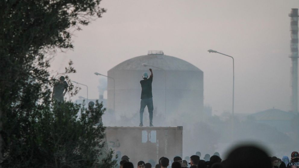 miles de tunecinos protestan contra el presidente saied en una marcha histórica
