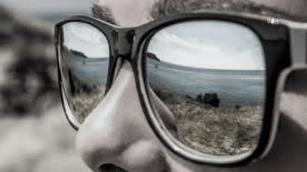 Qué significa usar lentes de sol todos los días, según la psicología