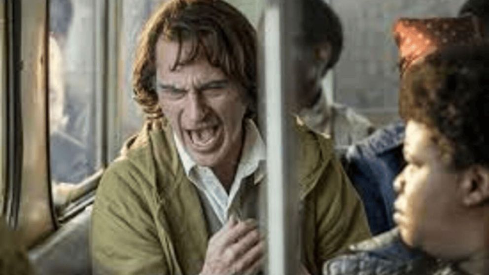 ¿Por qué algunas personas se ríen solas? La psicología analiza este hábito