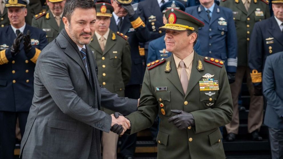 Presti rompe con cuatro décadas sin militares al frente