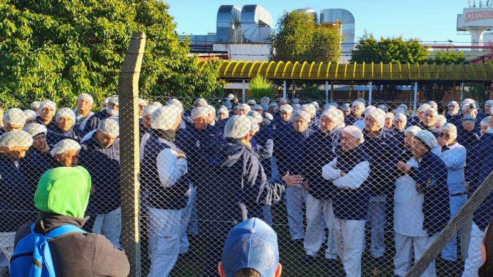La planta de Georgalos en Victoria amaneci� con suspensiones rotativas y una protesta sindical, en medio de la ca�da de ventas y el avance de productos importados.