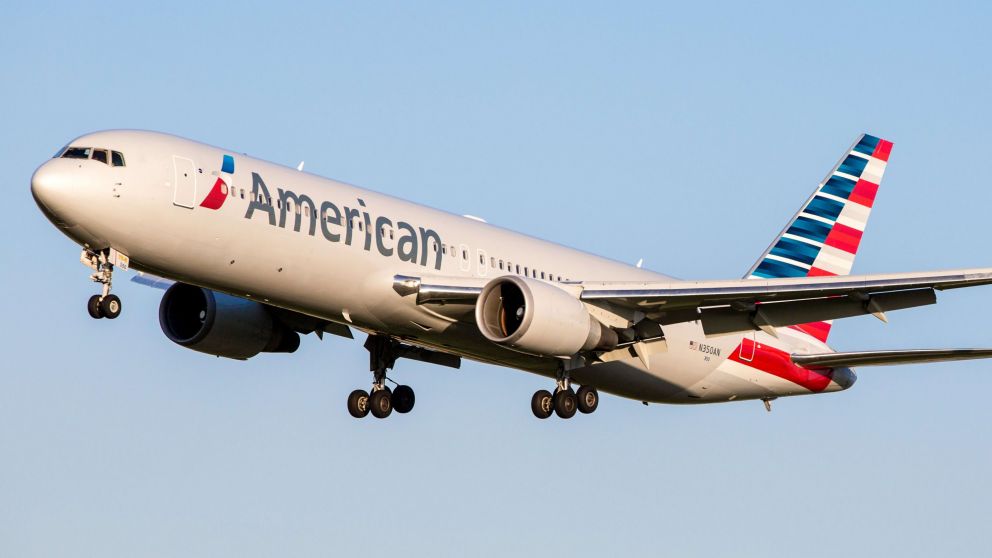 EEUU lanzó una campaña que apela a la nostalgia y a los buenos modales para frenar los incidentes en aeropuertos y vuelos durante la temporada alta.