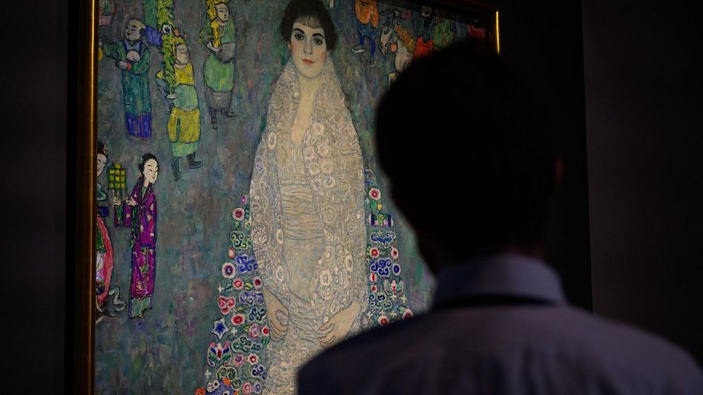 “El ‘Retrato de Elisabeth Lederer’, de Gustav Klimt, durante su exhibición previa a la subasta en el Breuer de Sotheby’s, donde alcanzó un récord histórico de USD 236,4 millones.”