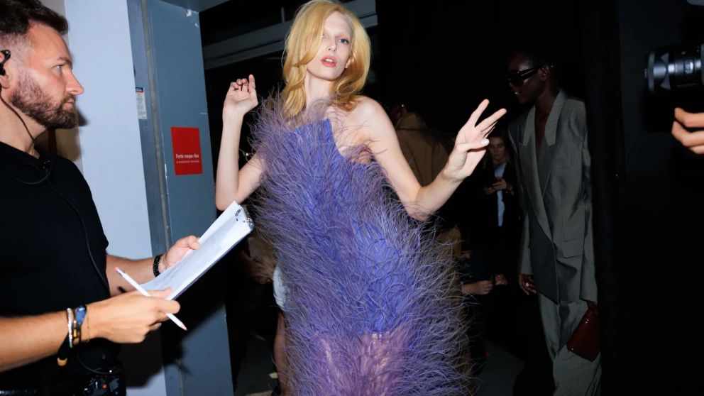 Fevvers es una colección de Stella McCartney hecha íntegramente con plumas vegetales