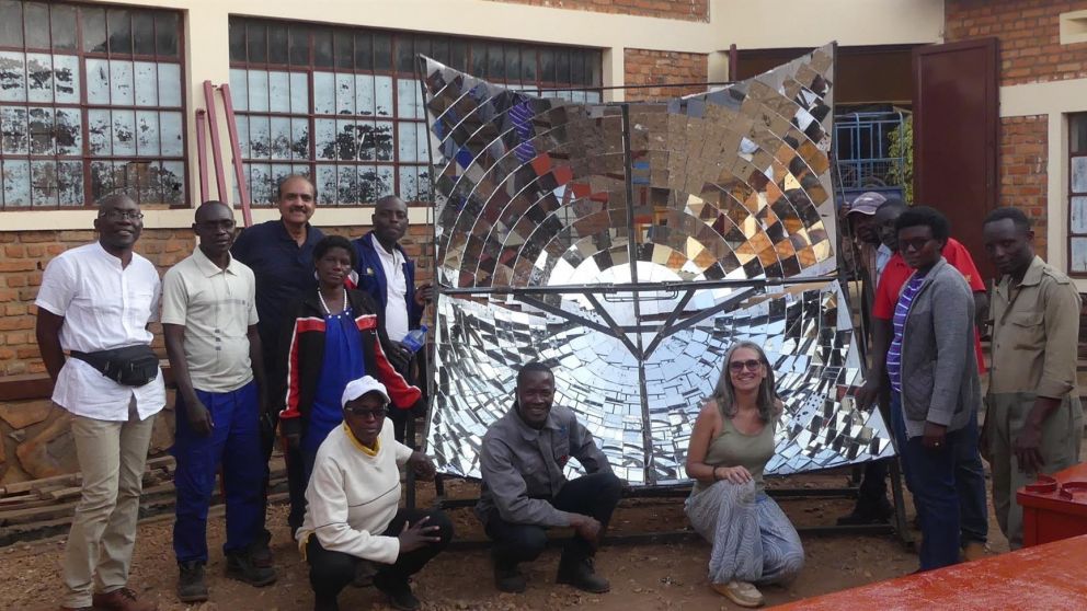 la ucam impulsa la formación profesional en áfrica con cocinas solares