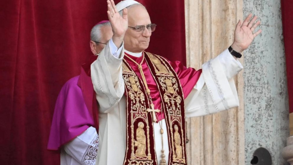 El nuevo papa Le�n XIV, el cardenal estadounidense Roberto Francisco Prevost, bendice a los fieles desde el balc�n de la Bas�lica de San Pedro en el Vaticano, el pasado jueves. EFE/ALESSANDRO DI MEO-NO SALES EPA ZONE
