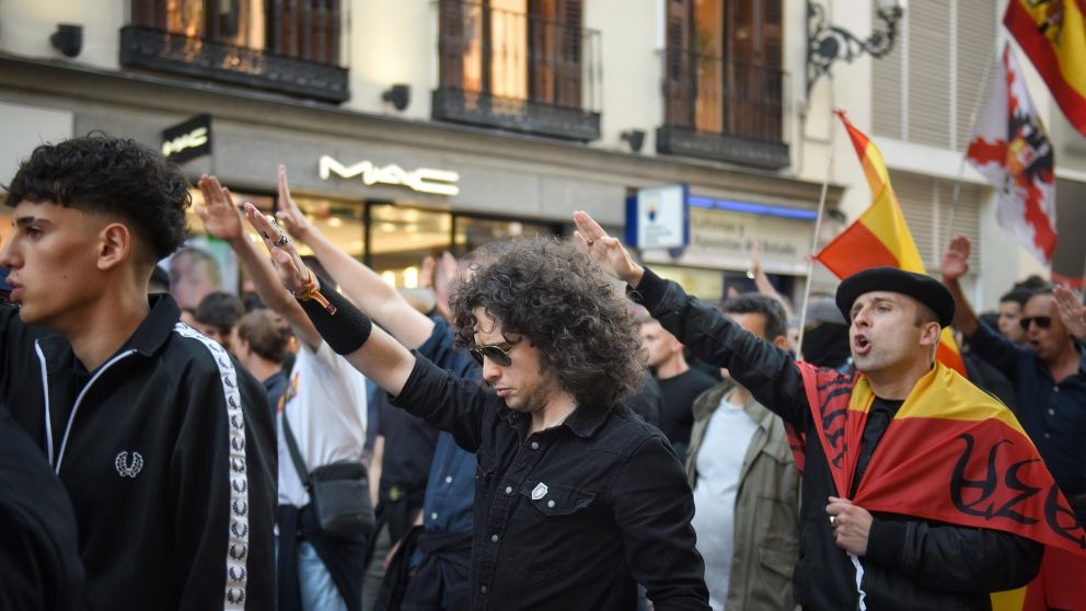 compromís pide acción policial inmediata ante símbolos fascistas en concentraciones del 20N