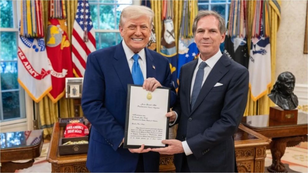 El embajador Alejando Oxenford junto al presidente de Estados Unidos, Donald Trump.