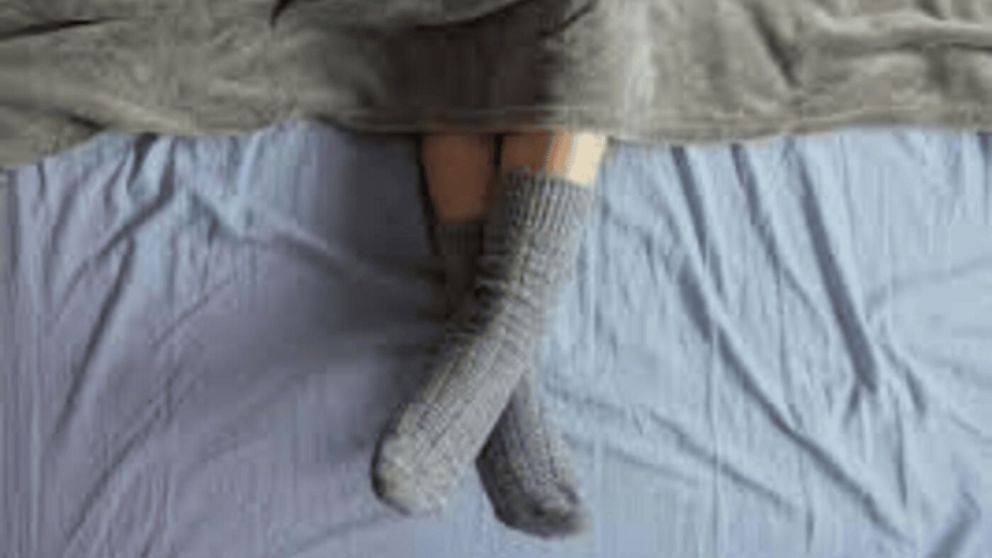 Dormir con medias: la costumbre que esconde más de lo que imaginás