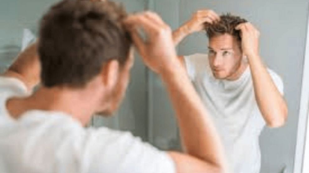 Qué significa tocarse el pelo a cada rato, según la psicología