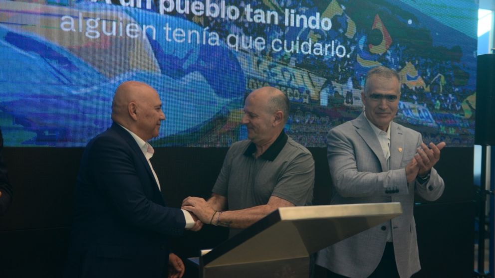 De izquierda a derecha: Cdor. Ra�l Olmos, presidente de Grupo Olmos; Ricardo Rosica, secretario general del Club At�tico Boca Juniors; y Dr. Carlos Colombo, presidente del Departamento M�dico del Club Atl�tico Boca Juniors; en la firma del acuerdo (Foto: 