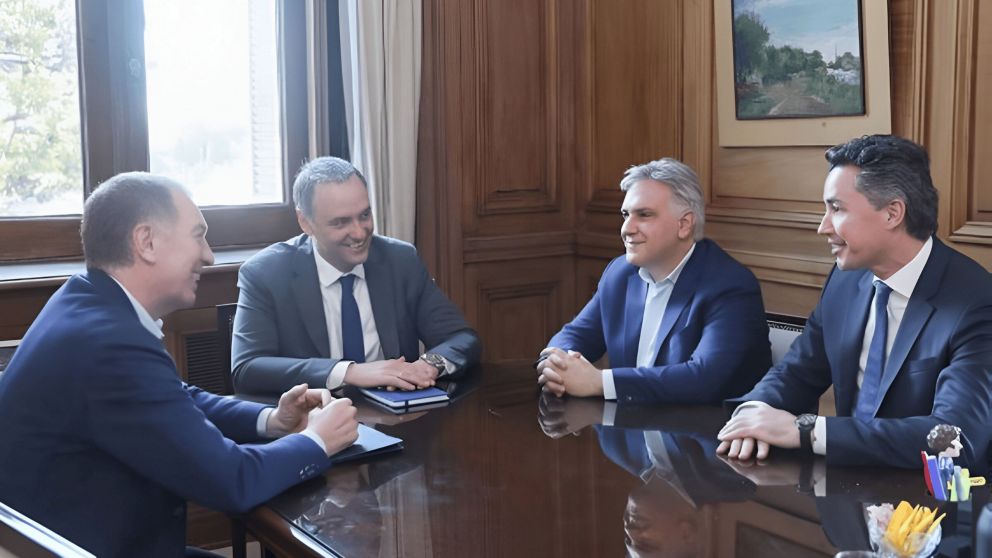 Con adorni presente, Santilli recibió a Llayora