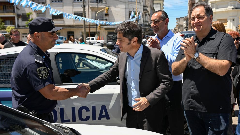Al hacer entrega de patrulleros en Azul, Kicillof
