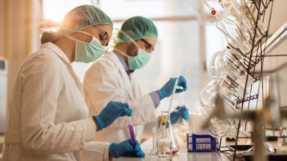 Un informe de Salud por Derecho revela que la industria farmacéutica genera un 55% más de emisiones de CO2 que la automovilística.