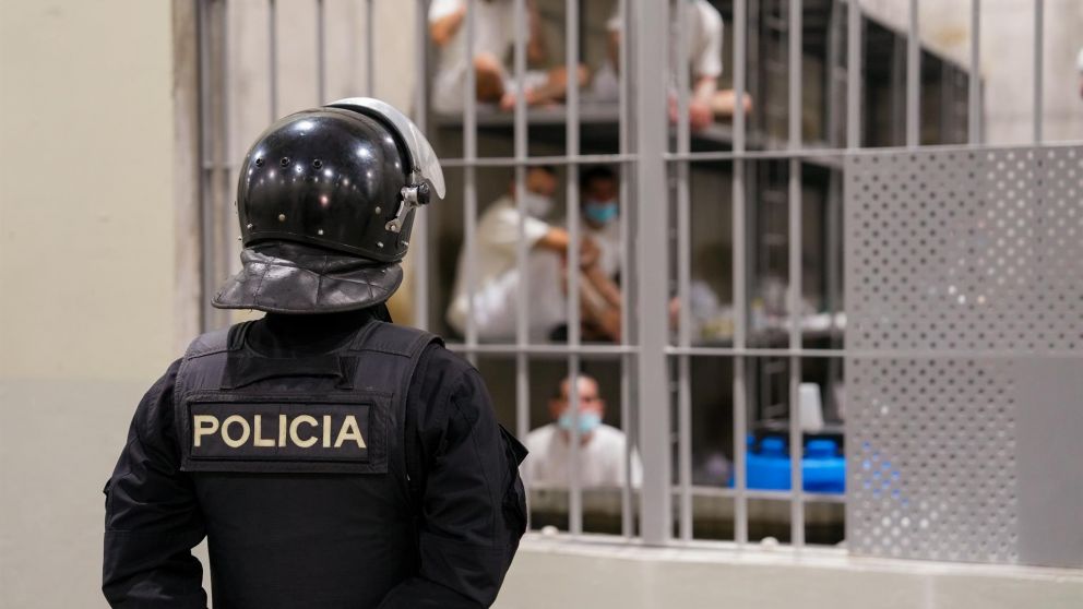 denuncian tortura y abusos a venezolanos deportados a el salvador