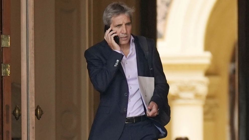 Luis Caputo aseguró que bancos privados ofrecieron préstamos por 7.000 millones de dólares.