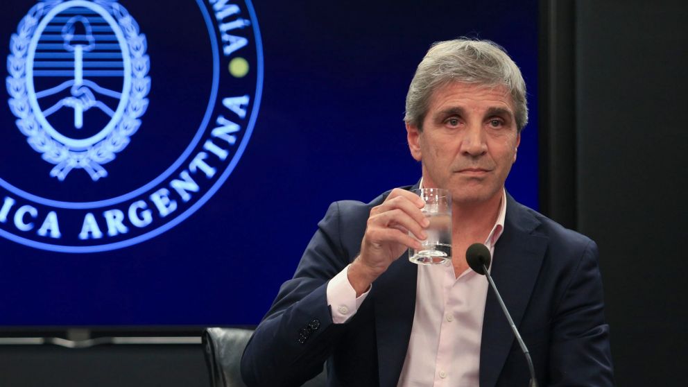 Los tres ejes que reveló Luis Caputo se sumarían al regreso de los tickets canasta, salarios dinámicos y bancos de horas