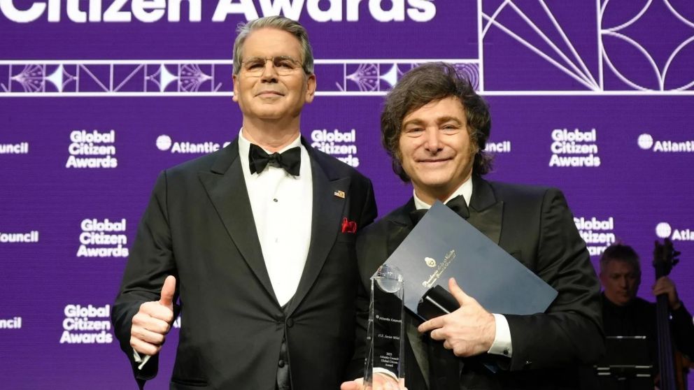 Javier Milei junto a Scott Bessent.