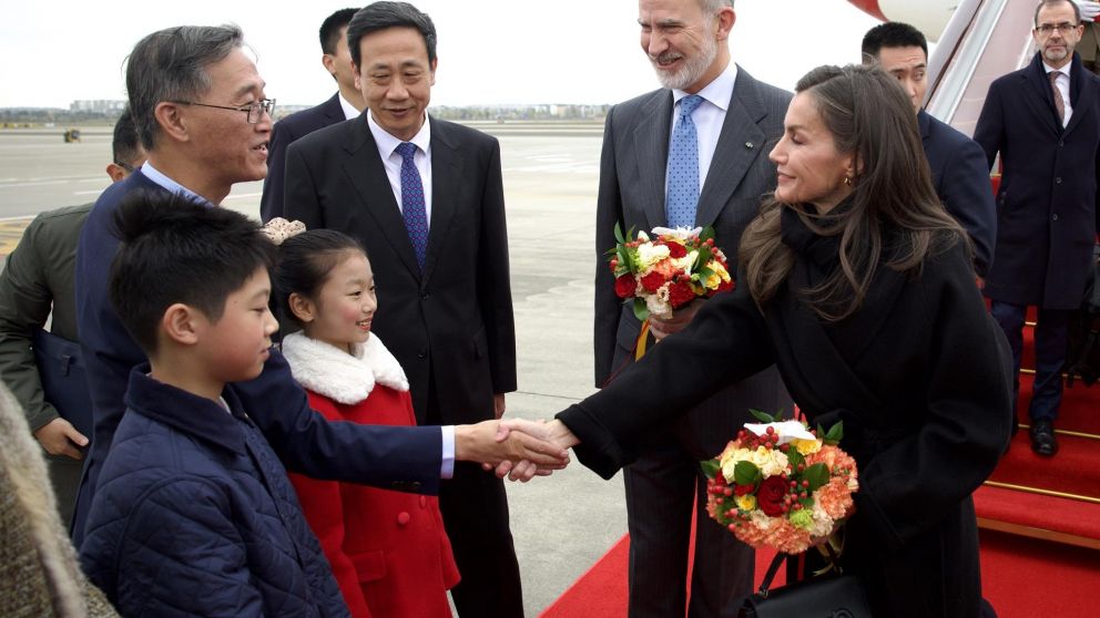 la reina letizia homenajea a machado en china: un puente literario entre españa y asia