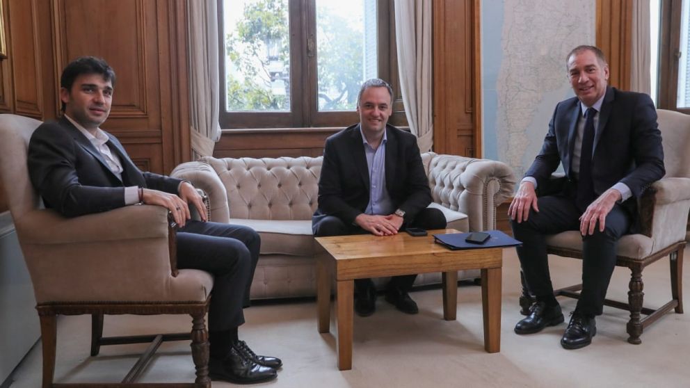 Adorni y Santilli con el gobernador Ignacio Torres en la Casa Rosada.