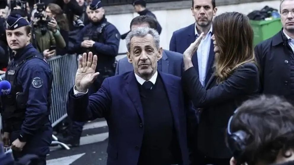 Sarkozy no podrá dejar el territorio francés ni reunirse con otros procesados
