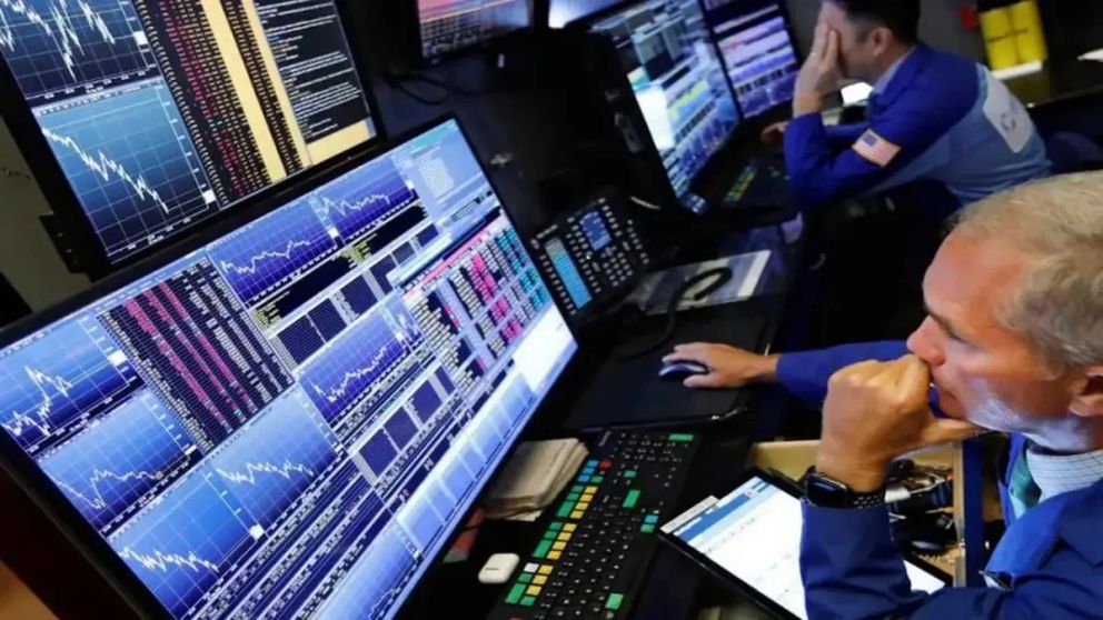 El riesgo país perforó los 600 puntos por primera vez desde enero, impulsado por la suba de los bonos y el plan de recompra del Gobierno.