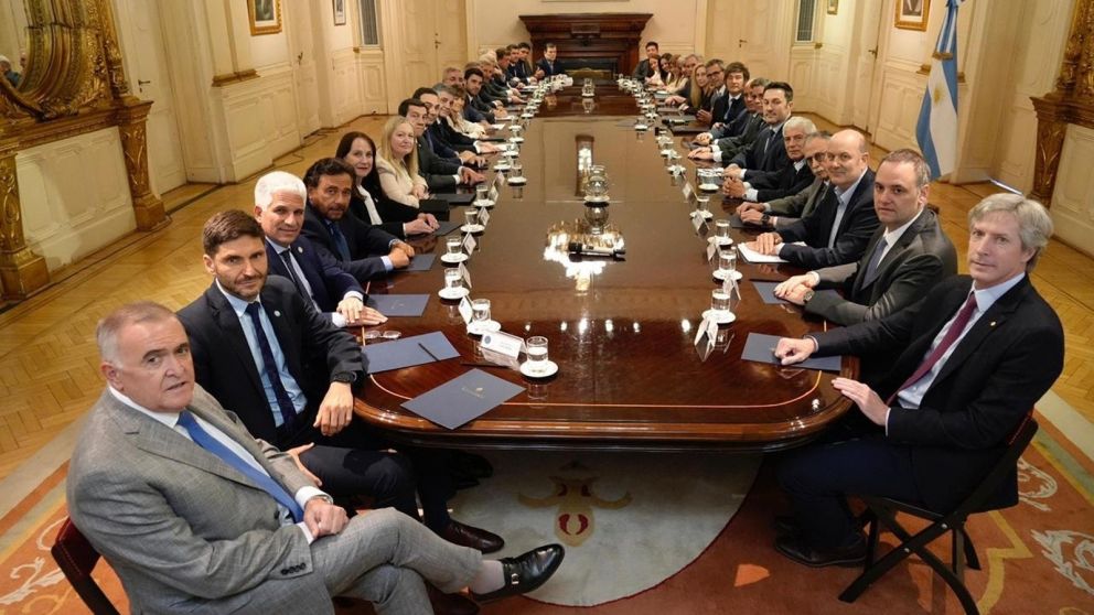 Manuel Adorni inició una ronda de reuniones con ministros para alinear la gestión y fortalecer el trabajo en equipo.