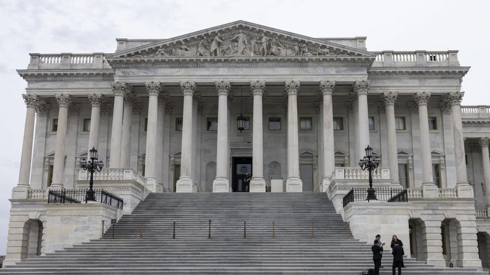 el senado de eeuu acuerda poner fin al cierre de gobierno de 40 d�as