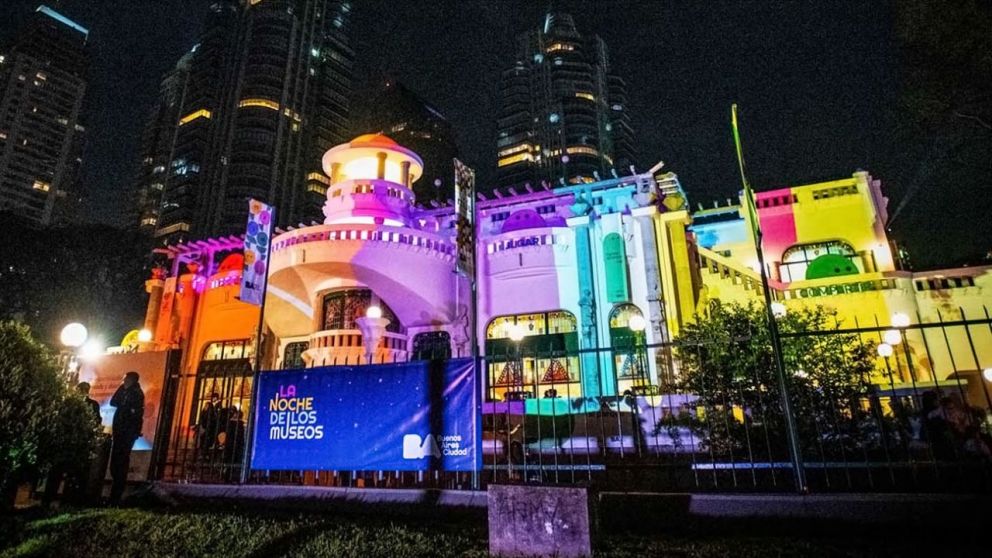 Miles de familias disfrutaron la Noche de los Museos 2025, que ilumin� Buenos Aires con arte, historia y cultura en todos los barrios.