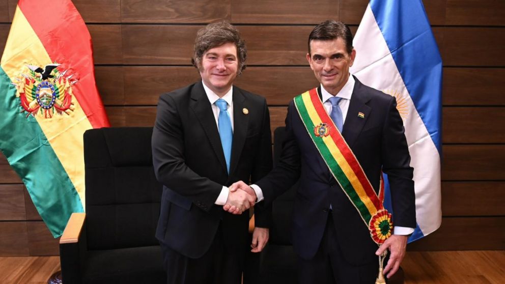 Javier Milei con el nuevo presidente de Bolivia.