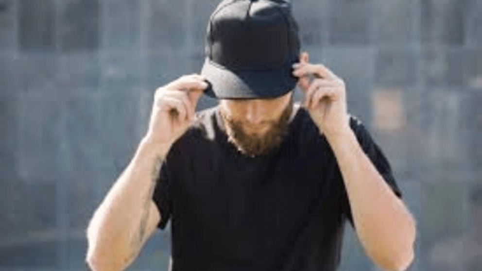 Lo que revela la psicología sobre las personas que usan gorra todos los días