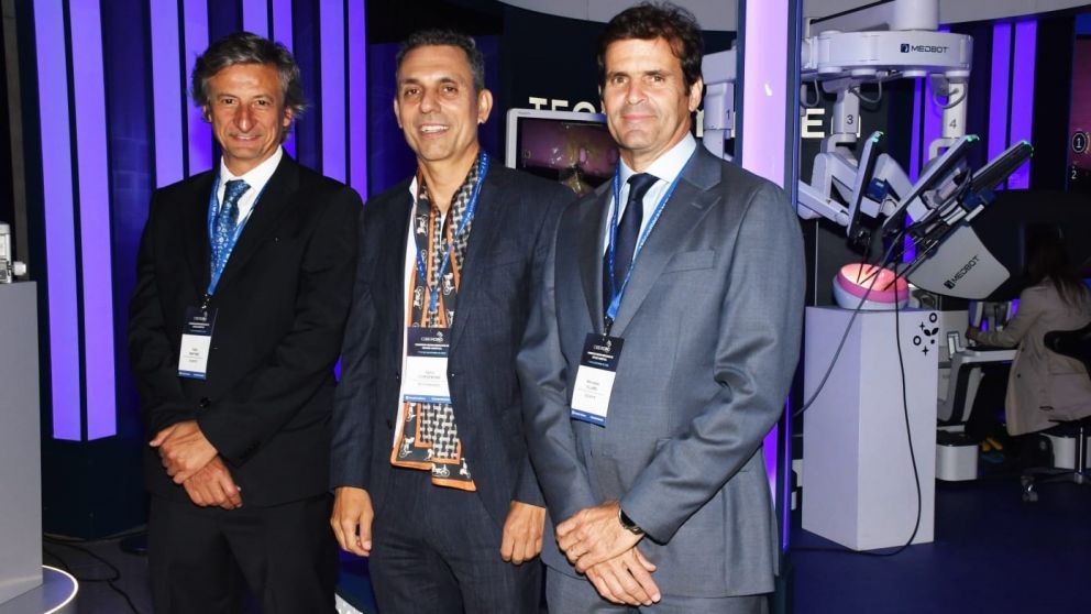 De izquierda a derecha: Doctor Pablo Martínez, jefe del servicio de Urología del Hospital Italiano de Buenos Aires, Darío Cordenons, presidente de Tecnoimagen y el Doctor Wenceslao Villamil, subjefe servicio de Urología del Hospital Italiano de Buenos Air