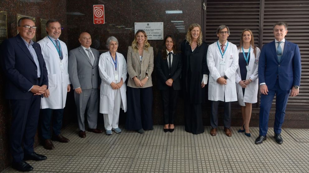 En el homenaje participaron las autoridades de la Fundación Favaloro, de la Universidad Favaloro y del Grupo Olmos, así como también las legisladoras que impulsaron la iniciativa. De izquierda a derecha: Prof. Jorge Tissera, el doctor Oscar Mendiz, el co
