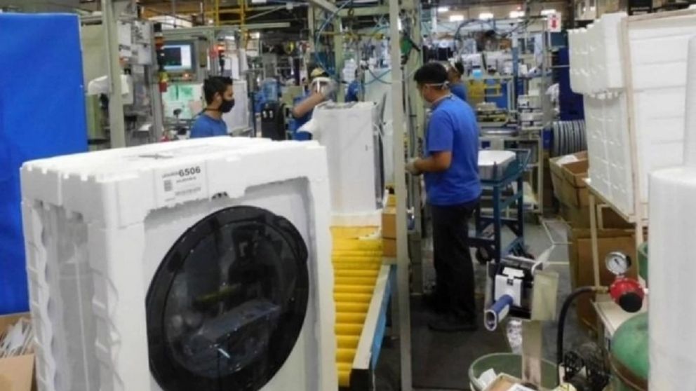 Crisis industrial: Electrolux suspende y Mabe cierra una de sus plantas