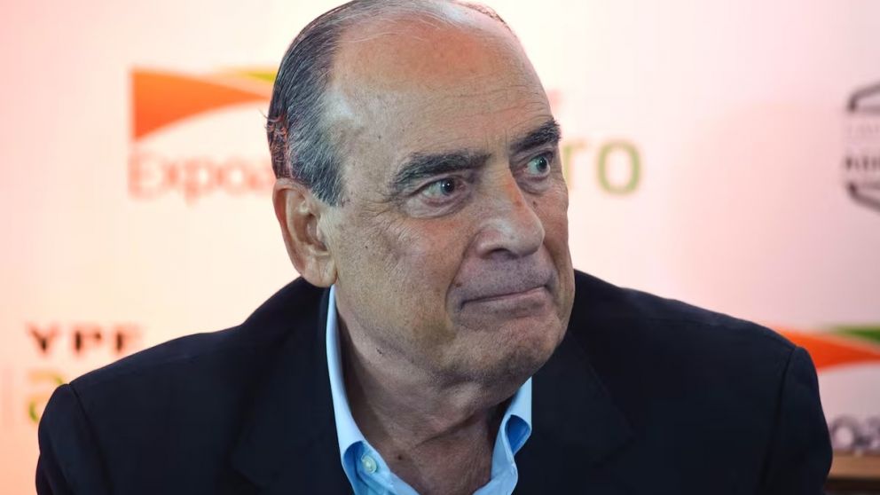 Salen, Francos, Bullrich y Petri; Entran Caputo y Adorni