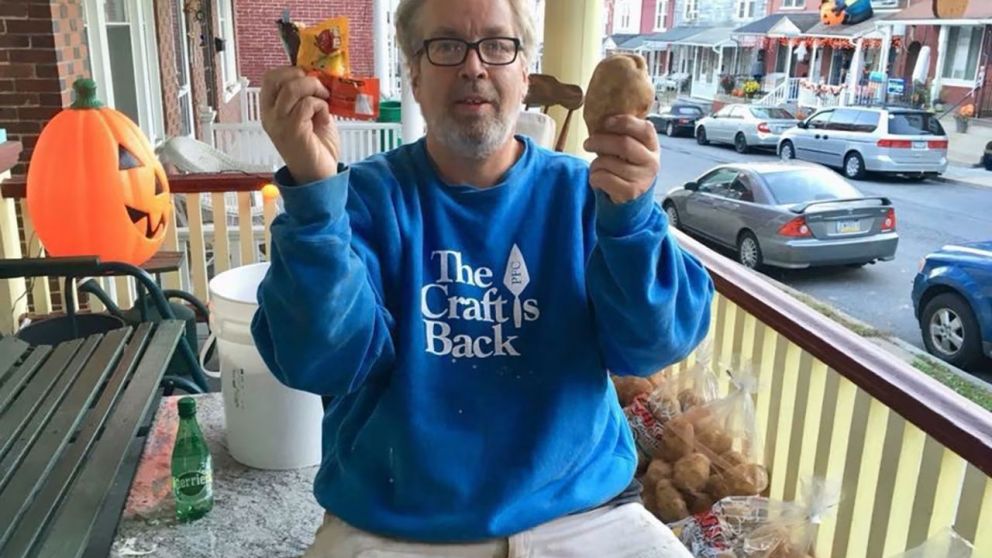 Pat Foy comenzó a dar a los niños que pedían dulces la opción de elegir entre un caramelo o una papa hace unos 20 años
