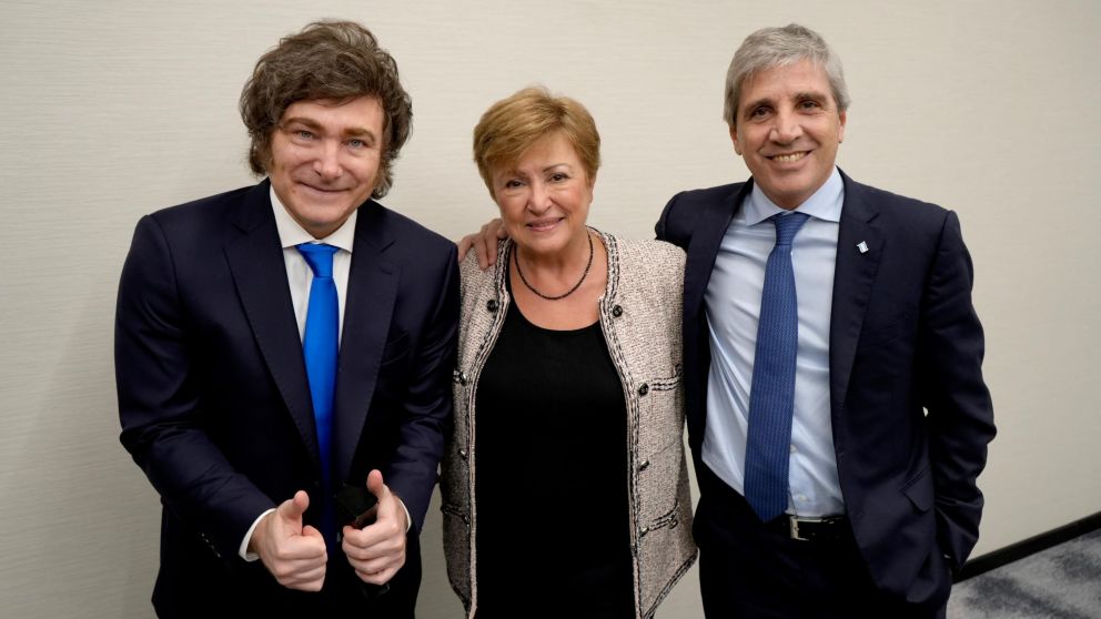 Javier Milei, Kristalina Georgieva y Luis Caputo